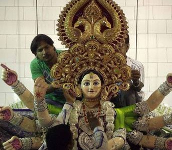 Gold Crown of Maa Durga in Ranihat costs 1.5 crore