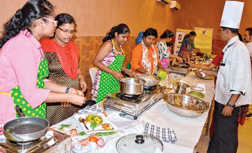 Cooking competition of children by Thumbelina in the city