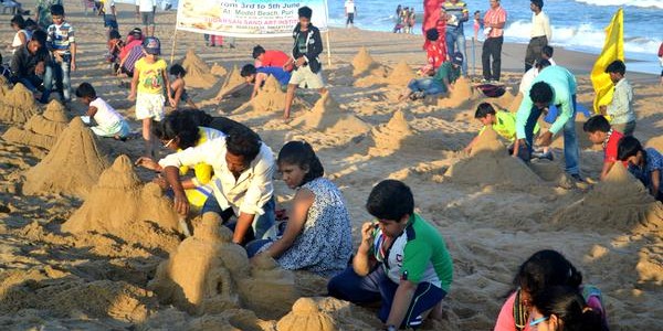 Sudarshan Pattnaik conducts Sandart Summer camp in Puri Beach till June 5