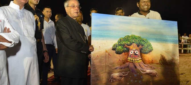 President of India Pranab Mukherjee watched the masterpiece of Sudarshan Pattnaik