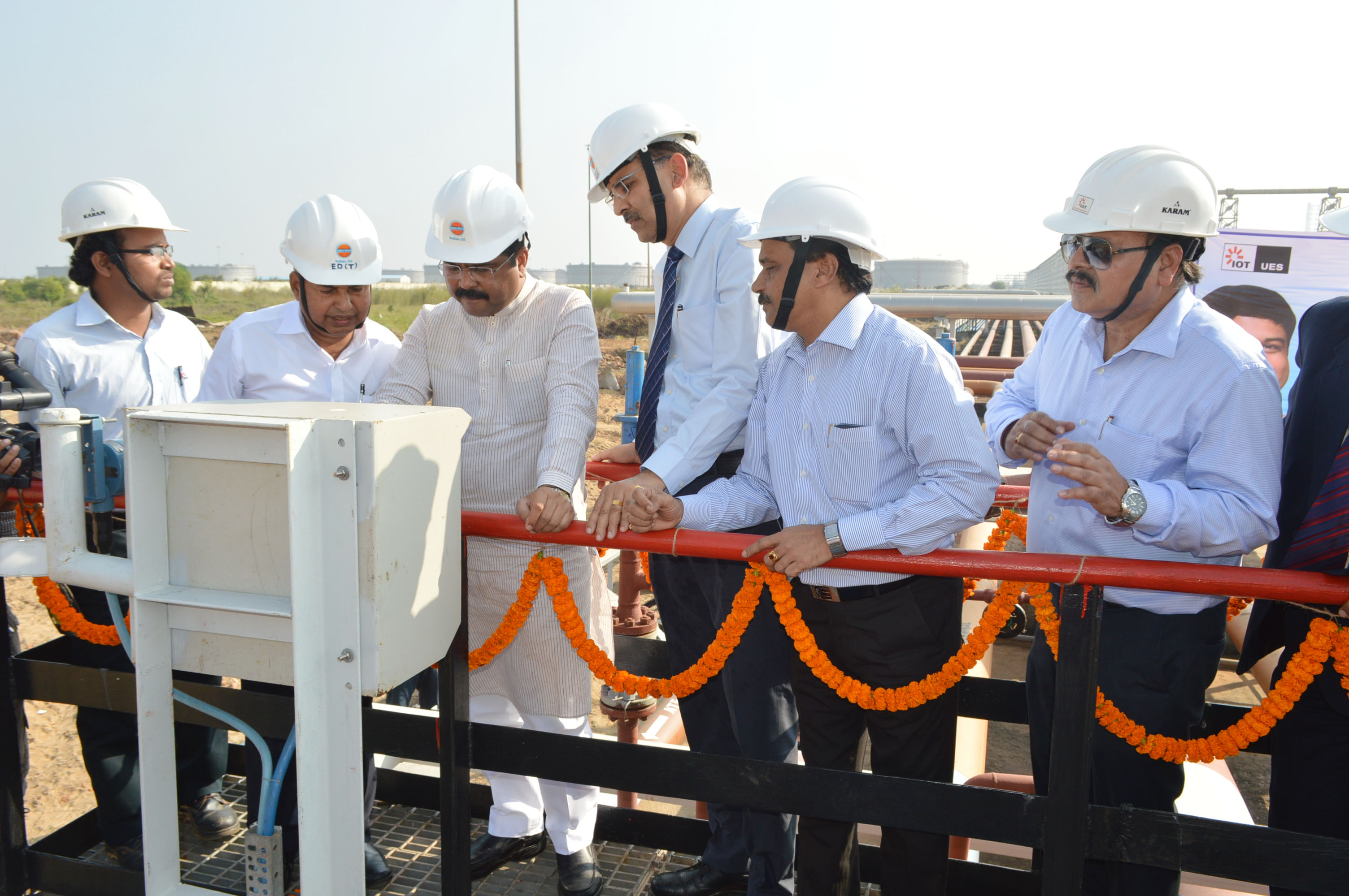 Hon'ble MoS(IC), P&NG Switching on the product transfer facility (2)