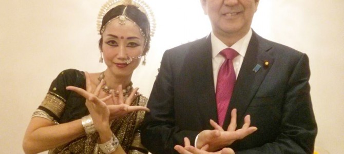 When a Japanese based from Odisha presented Odissi to Narendra Modi and Abe Shinzo When a Japanese based from Odisha presented Odissi to Narendra Modi and Abe Shinzo