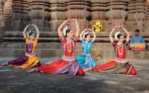 Aharya — Costume, makeup and ornaments in Odissi dance
