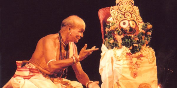 A tribute to Odissi Maestro Guru Kelucharan Mohapatra : an awesome compilation of his performance