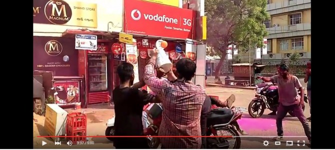 Watch this hillarious Holi Prank Video in the streets of Bhubaneswar by Freakerz