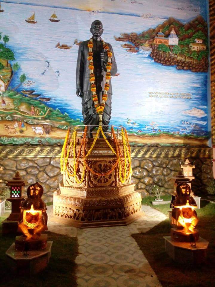 କବିବର ରାଧାନାଥ ରାୟଙ୍କ ୧୫୦ ତମ ଜୟନ୍ତୀ ଉପଲକ୍ଷେ ସୋର ମଇ ବିଦ୍ୟାଳୟ ସମ୍ମୁଖରେ ସ୍ଥାପିତ କରାଯାଇଥିବା ବ୍ରୋଞ୍ଜ ପ୍ରତିମୂର୍ତ୍ତି