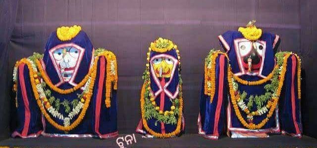 #OdiaPost ଆମ ଠାକୁରଙ୍କୁ ବି ହୁଏ ଶୀତ । ପିନ୍ଧନ୍ତି ଶୀତବସ୍ତ୍ର । ଓଢ଼ଣ ଷଷ୍ଠୀରୁ ହୁଏ ଘୋଡ଼ଲାଗି ବେଶ #OdiaPost ଆମ ଠାକୁରଙ୍କୁ ବି ହୁଏ ଶୀତ । ପିନ୍ଧନ୍ତି ଶୀତବସ୍ତ୍ର । ଓଢ଼ଣ ଷଷ୍ଠୀରୁ ହୁଏ ଘୋଡ଼ଲାଗି ବେଶ