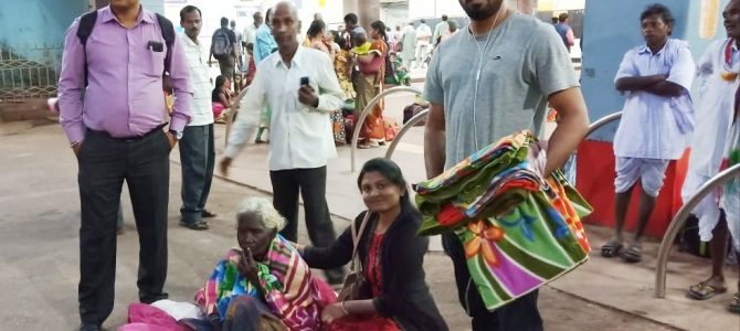 Inspiring : Aaradhya Charitable Trust distributes Blankets to Homeless people staying at road side this winter