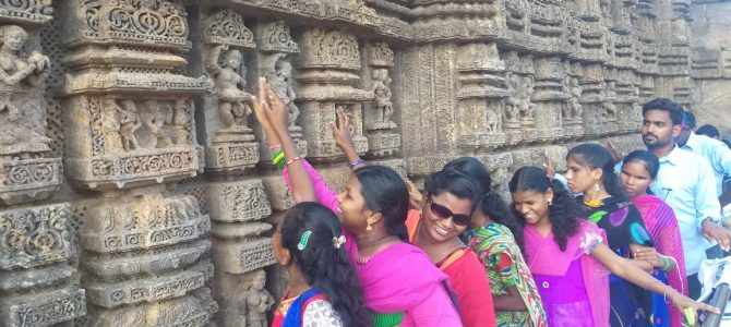 କୋଣାର୍କ ସୂର୍ଯ୍ୟ ମନ୍ଦିର ବୁଲିଲେ ଦୃଷ୍ଟି ଦିବ୍ୟାଙ୍ଗ ଛାତ୍ରଛାତ୍ରୀ, କାରୁକାର୍ଯ୍ୟ ଛୁଇଁ ଅନନ୍ୟ ଅନୁଭୁତି ସାଉଣ୍ଟିଲେ କୋଣାର୍କ ସୂର୍ଯ୍ୟ ମନ୍ଦିର ବୁଲିଲେ ଦୃଷ୍ଟି ଦିବ୍ୟାଙ୍ଗ ଛାତ୍ରଛାତ୍ରୀ, କାରୁକାର୍ଯ୍ୟ ଛୁଇଁ ଅନନ୍ୟ ଅନୁଭୁତି ସାଉଣ୍ଟିଲେ